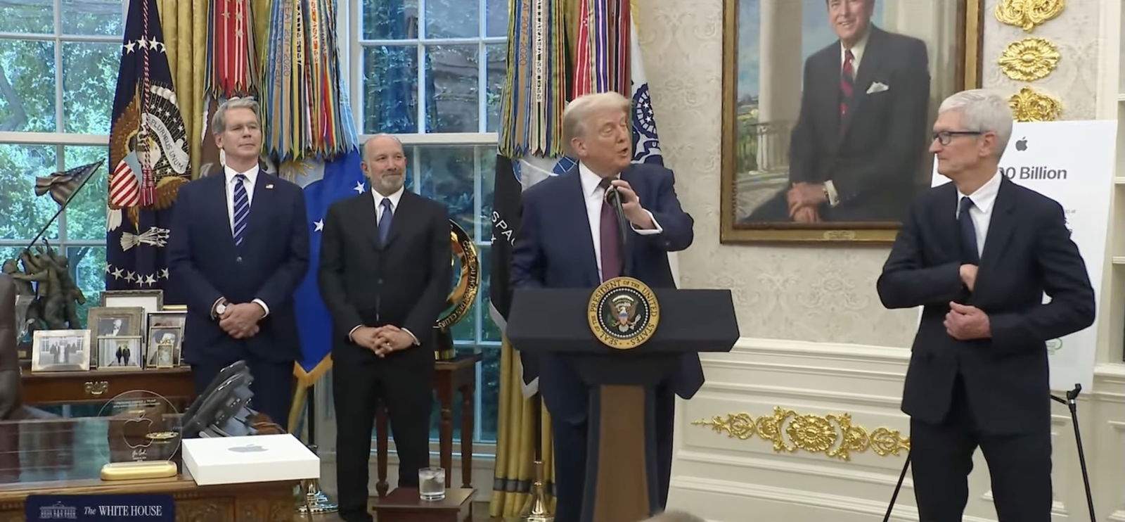 El curioso (y caro) regalo de Tim Cook a Donald Trump: una placa única de cristal y oro de 24 quilates