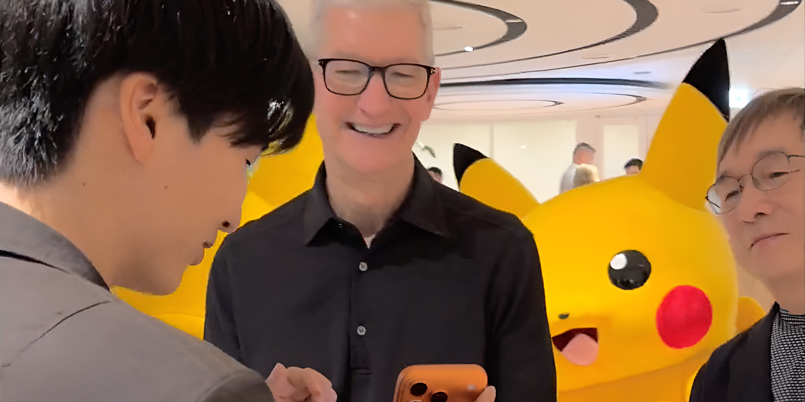 El cap d'Apple ha conegut en Pikachu, Tim Cook està de visita pel Japó jugant a Dragon Ball amb els iPhone 17