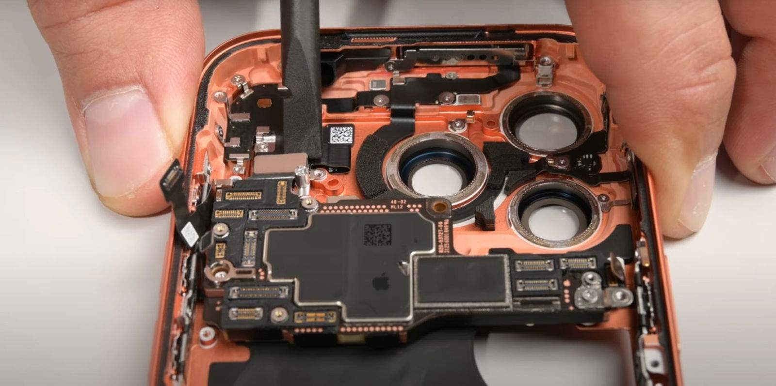 Despecen l'iPhone 17 Pro trobant diverses sorpreses al seu interior