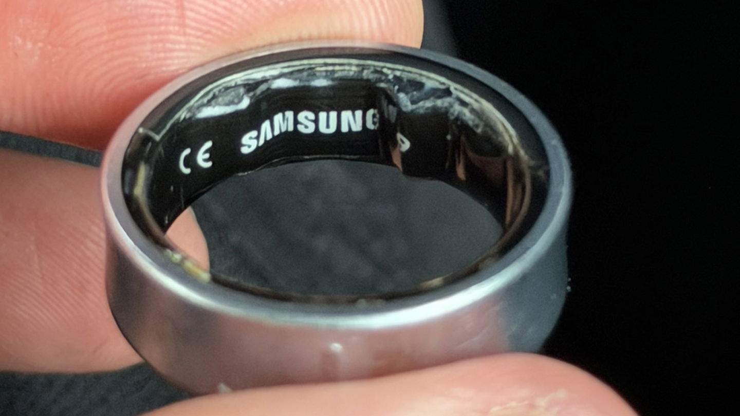 El perill dels anells intel·ligents: a un Samsung Galaxy Ring se li infla la bateria impedint treure'l del dit