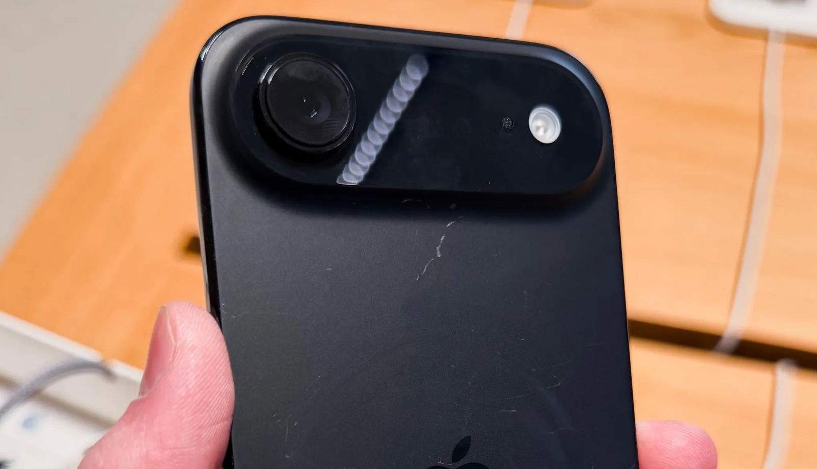 Les Apple Stores estan usant un truc perquè els iPhone 17 no es ratllin
