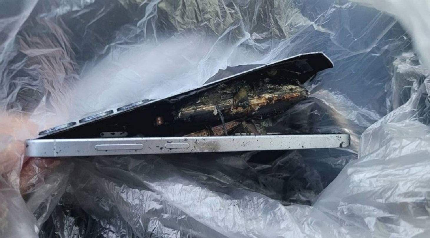 Un Samsung Galaxy S25 surt cremant sense motiu aparent