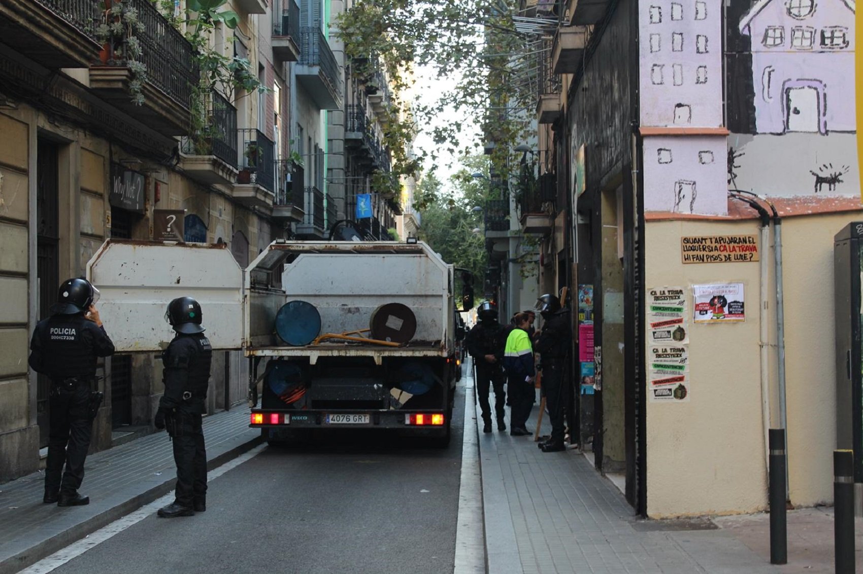 Los Mossos desalojan el edificio 'okupado' Ca la Trava en Gràcia