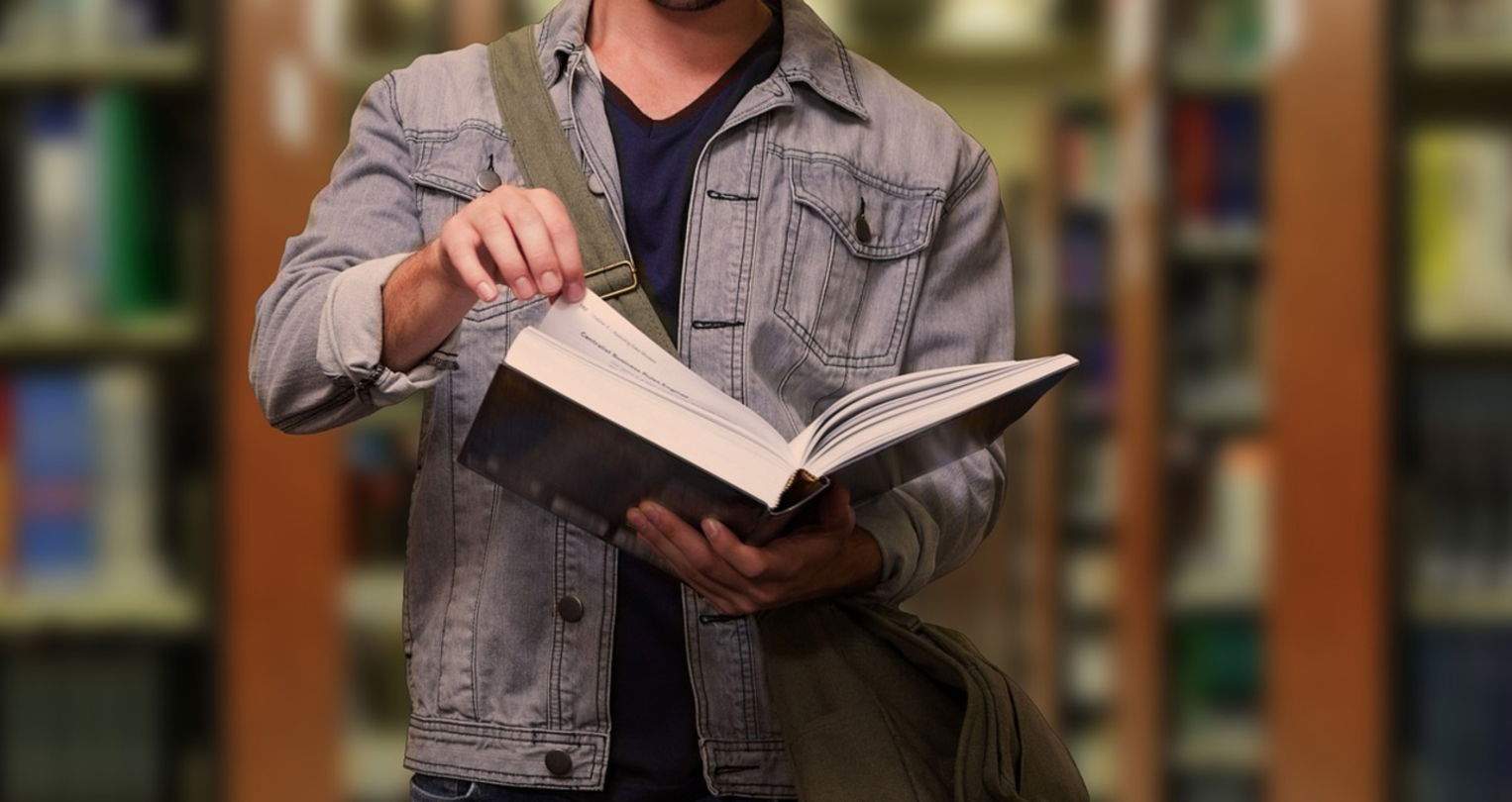 Els estudiants confien cada vegada més en la IA per triar universitat, però la meitat de les universitats espanyoles no existeixen per a ella