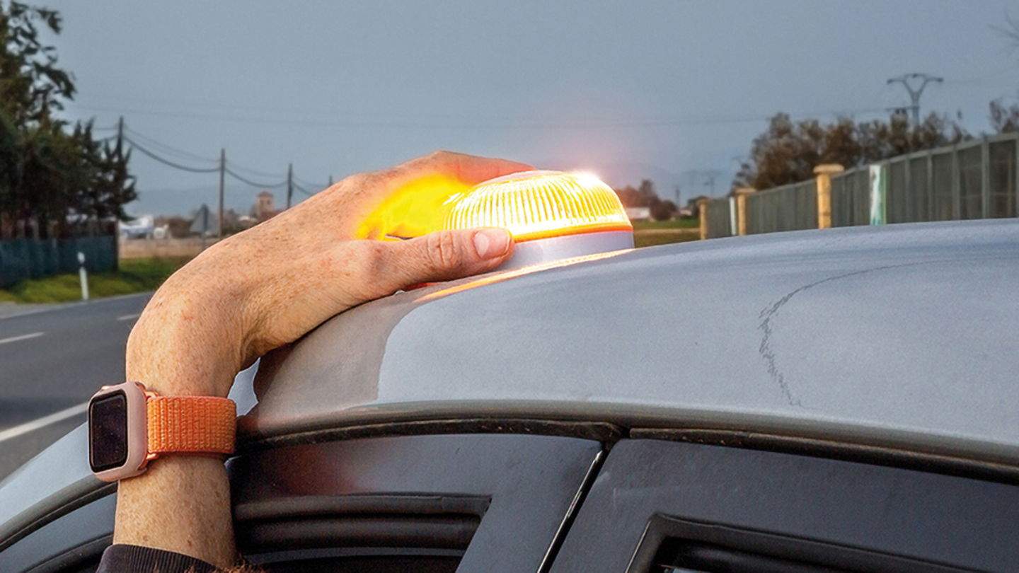 La DGT confirma que no hay inspecciones para ver si llevas la Baliza V-16, pero sí multas