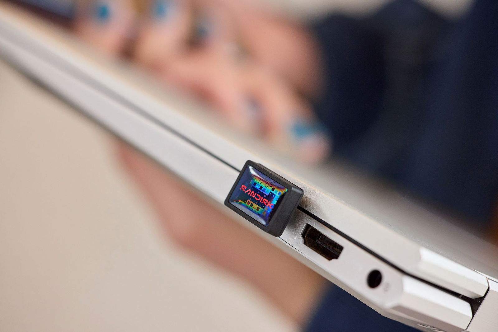 Cabe en la palma de tu mano, pero es la unidad flash USB-C de 1 TB más pequeña del mundo y la acaba de presentar SanDisk