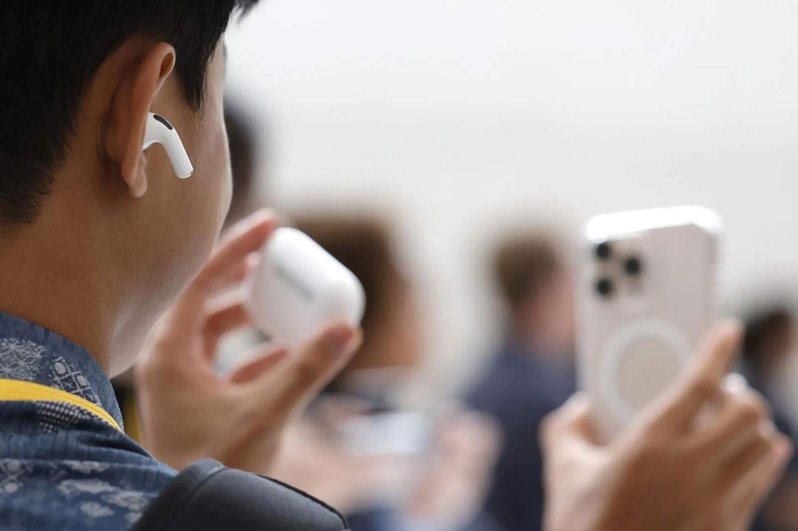 Si tienes unos AirPods Pro y un iPhone, ya tienes disponible la Traducción en tiempo real en Europa