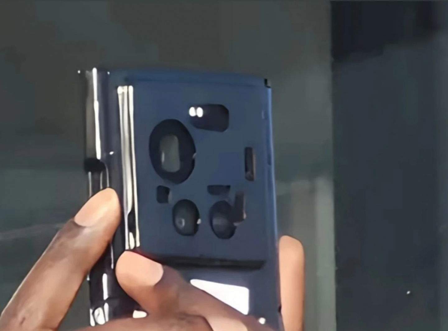 Es filtren fotos espia del Xiaomi 17 Ultra amb un mòdul de càmeres massiu