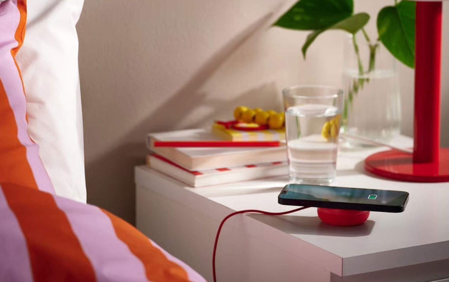 IKEA lanza un cargador inalámbrico magnético que esconde una sorpresa que vas a querer