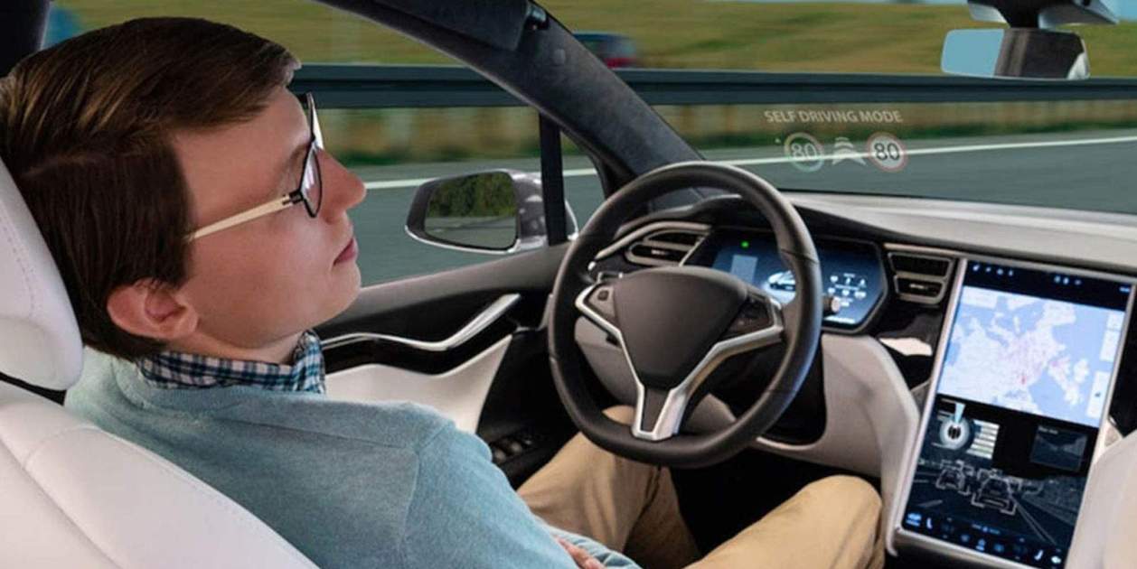 Deja su Tesla en piloto automático, se duerme tras beber vino y acaba siendo detenido por la policía