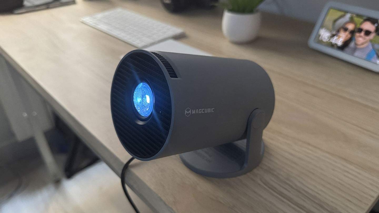 Habrás visto este proyector en todos lados, yo lo tengo y es tan genial como te imaginas por este precio