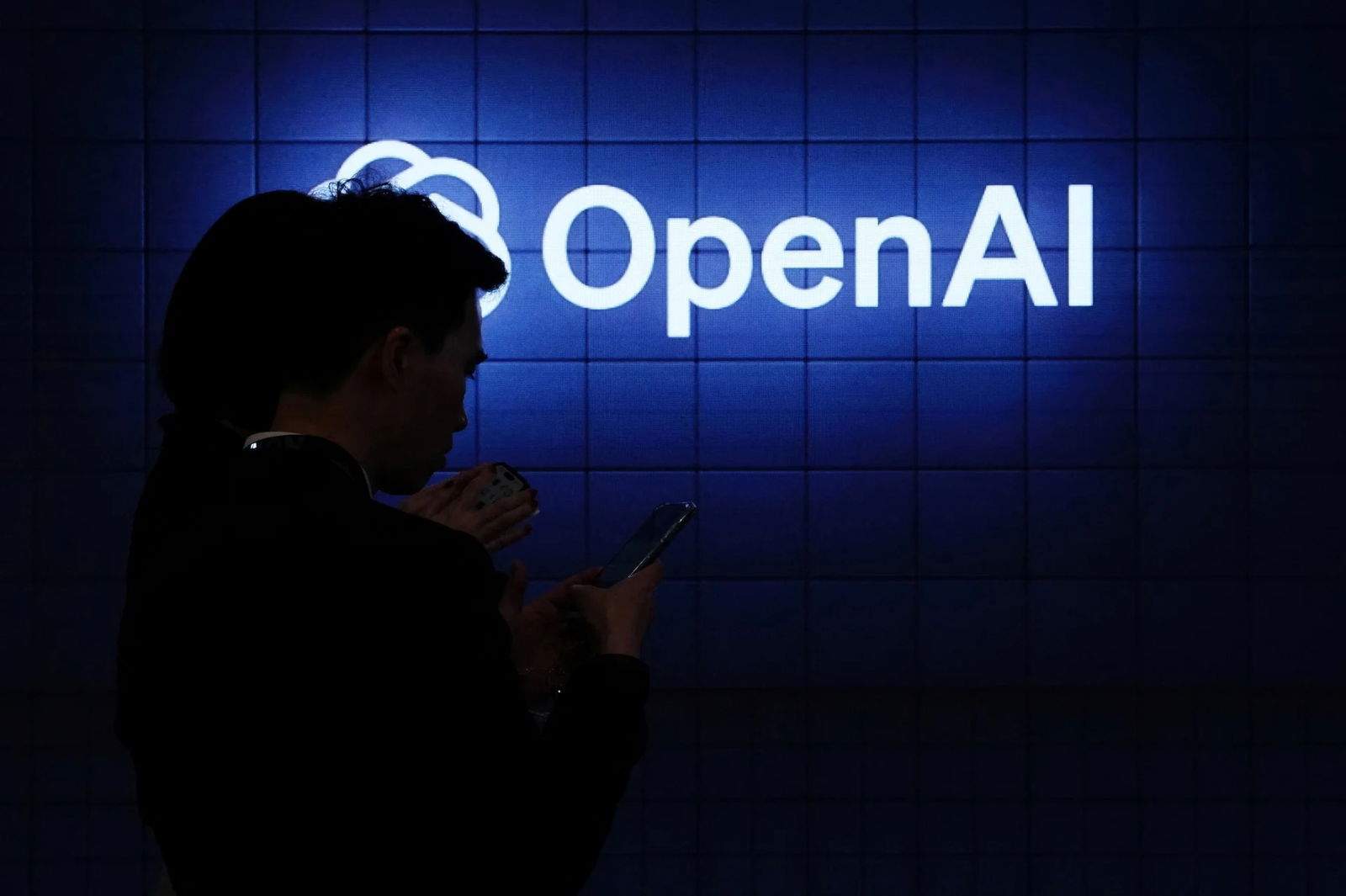 El dispositiu d'OpenAI es podria llançar aquest any i seria un rival dels AirPods