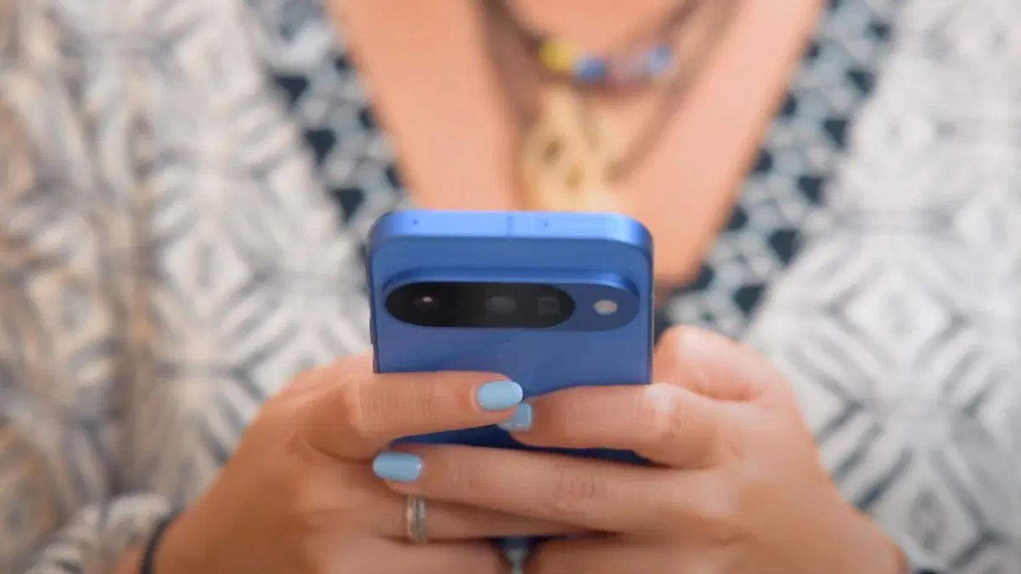 El Google Pixel 10 tiene una de las mejores cámaras del mercado, la mejor IA y también 250 euros de descuento