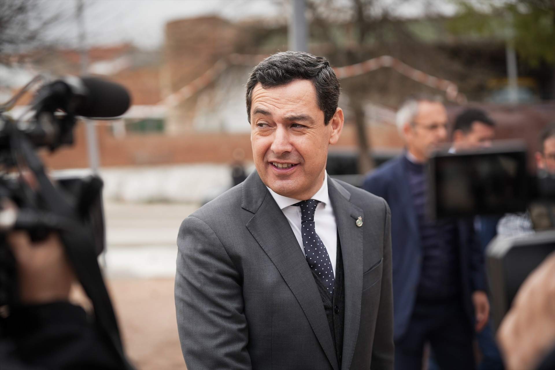 Moreno ya hace campaña en Andalucía contra Catalunya, incluso con Rodalies: "Queremos lo mismo"