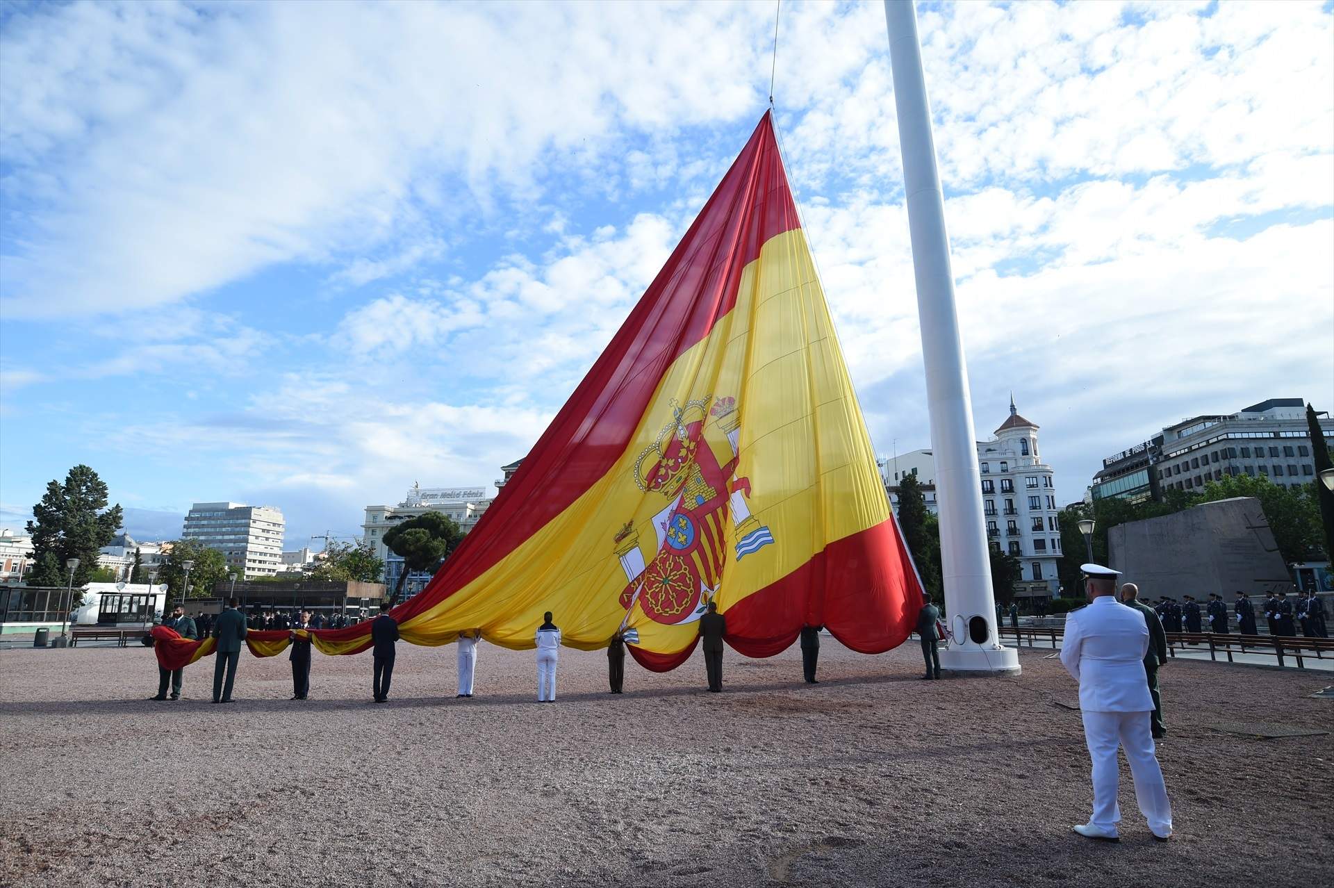 La curta vida de la bandera d'Espanya més gran de l'Estat: estripada en plena hissada