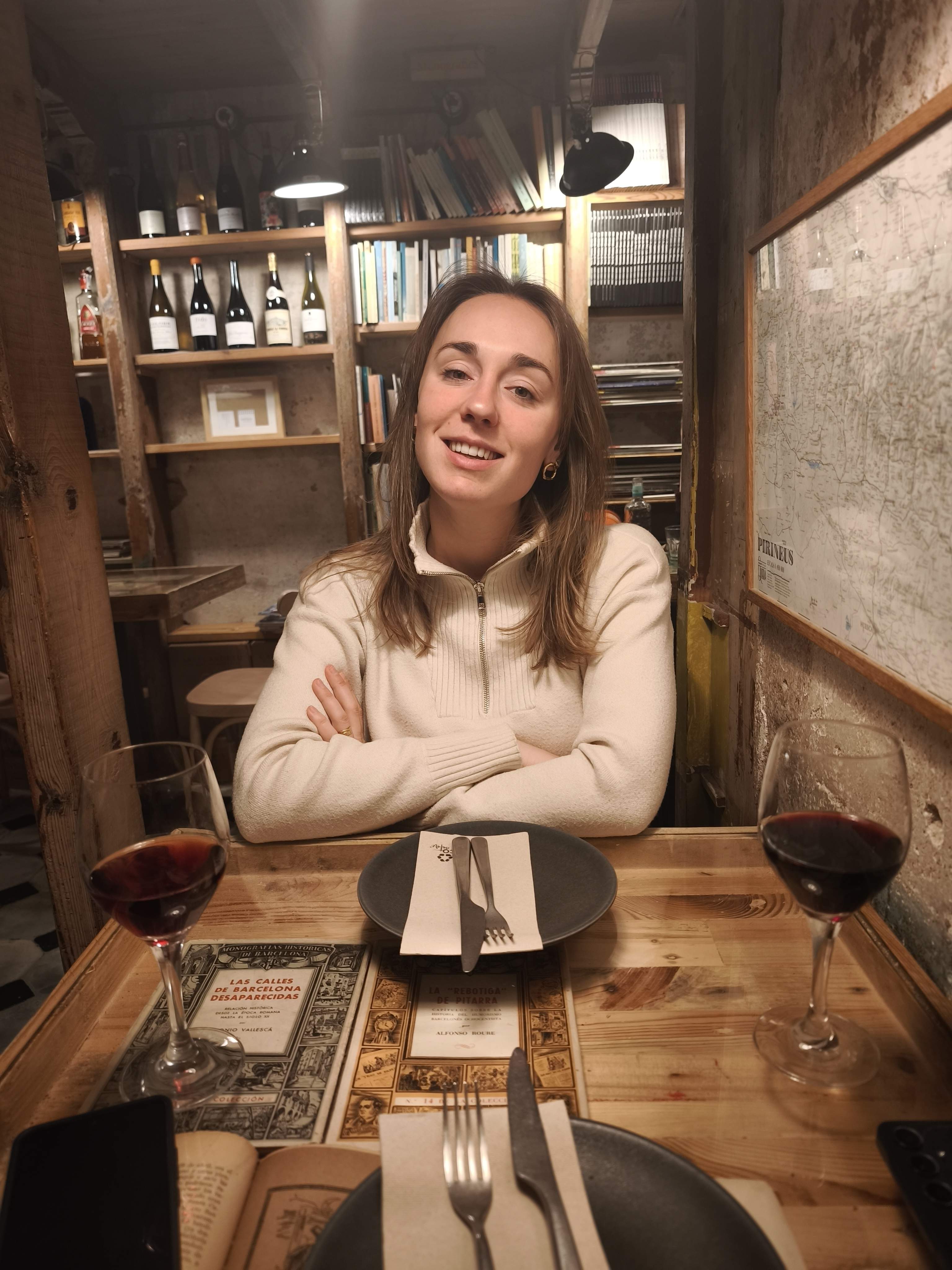 El refugio secreto del Gòtic: un restaurante entre libros centenarios lejos del ruido turístico