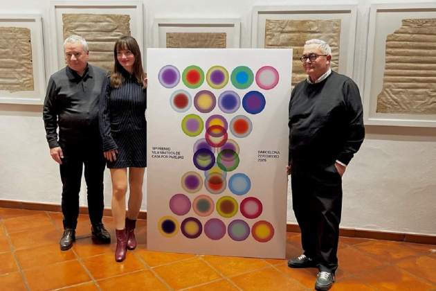 Quim Vila, Siscu Martí i Verònica Fuerte, dissenyadora del cartell del Tast per Parelles 2026. / Foto: Oriol Foix