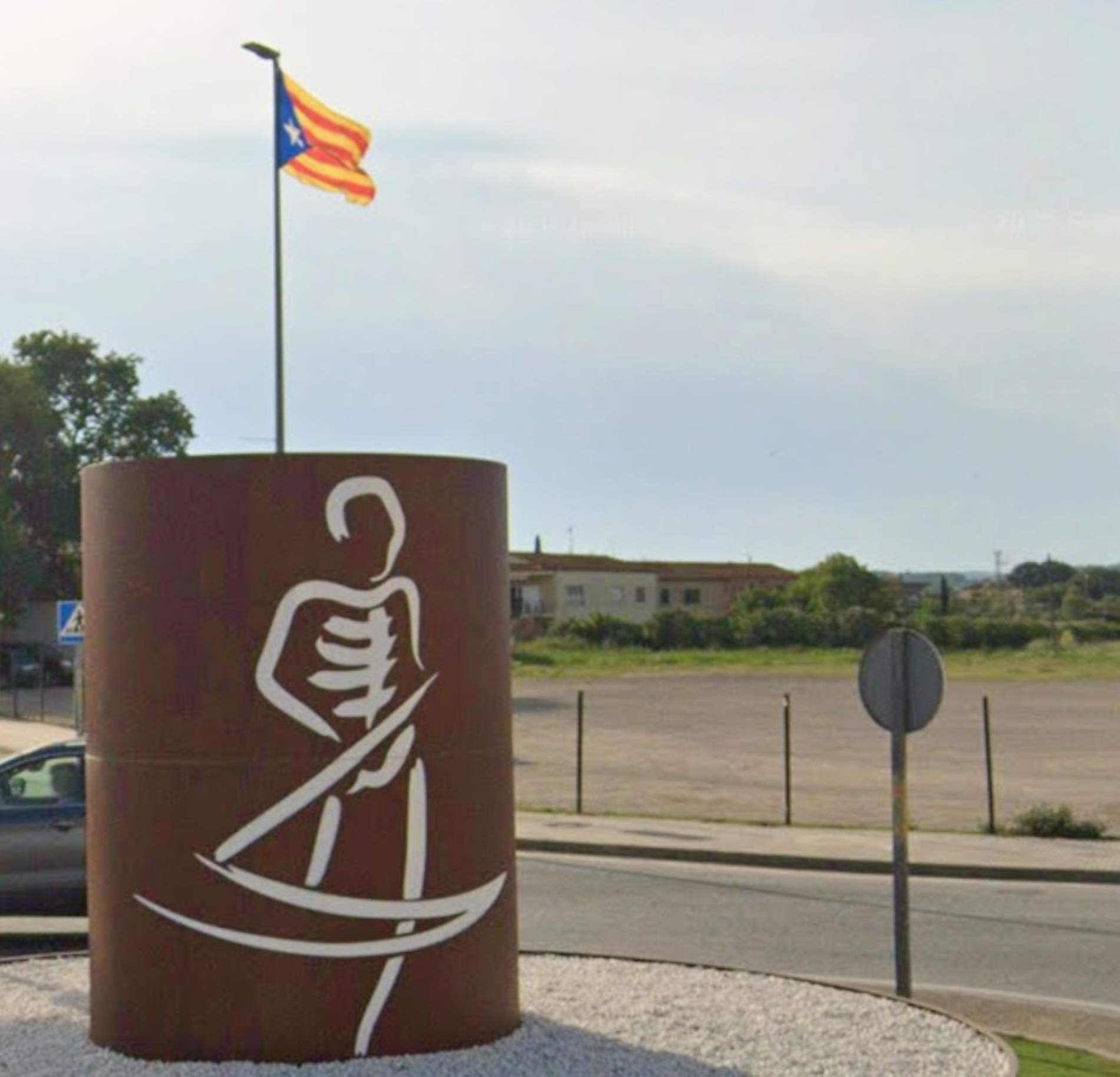 Obliguen l'Ajuntament de Verges a retirar les estelades dels fanals del carrer