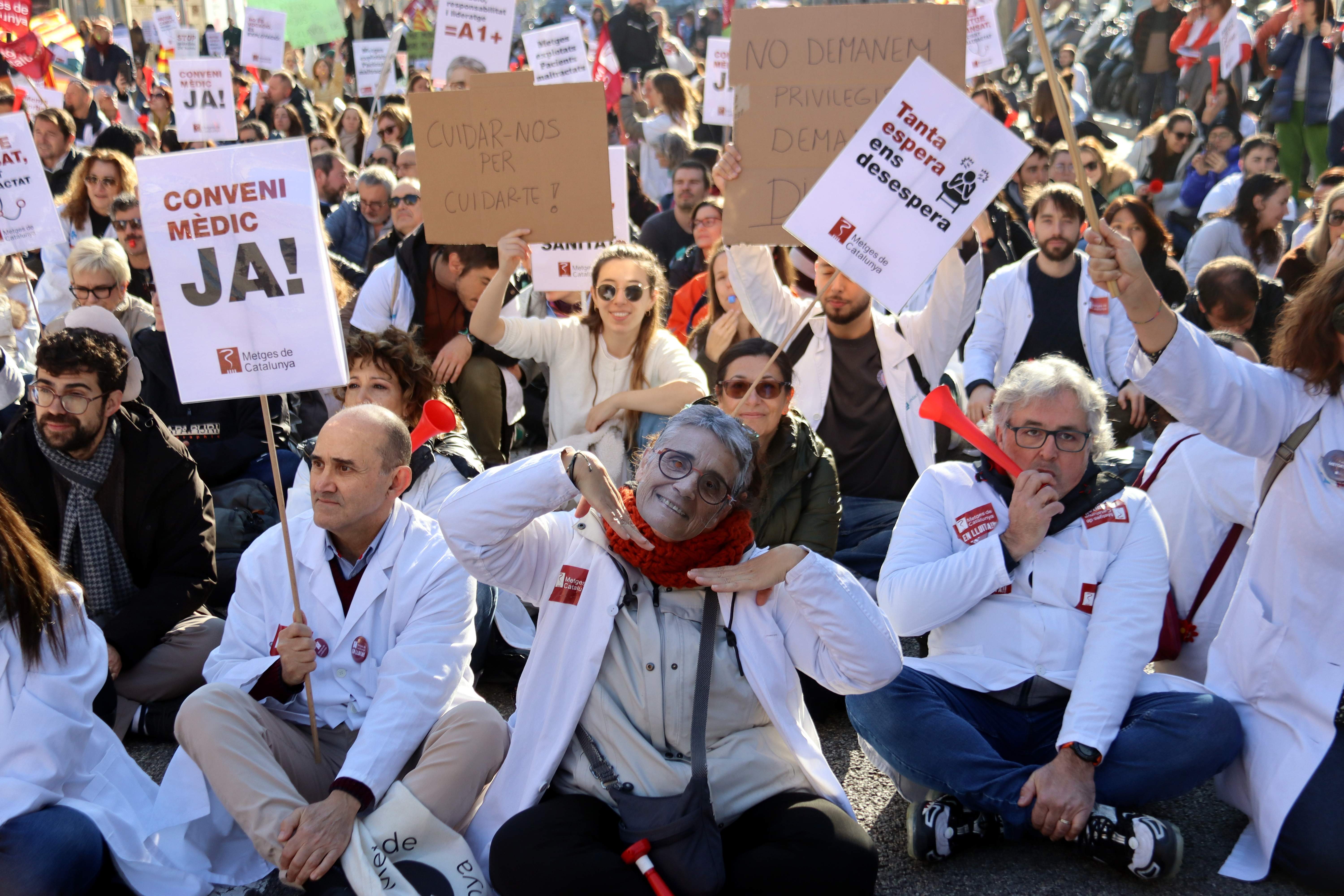 Els sanitaris celebren que el Govern faci marxa enrere amb la proposta per reduir les baixes
