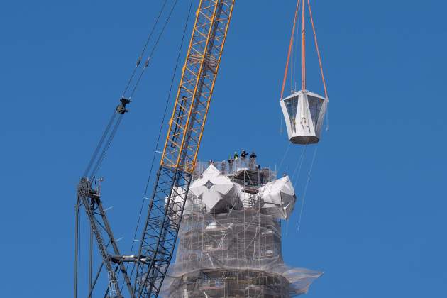 final torre jesus sagrada familia acn (7)