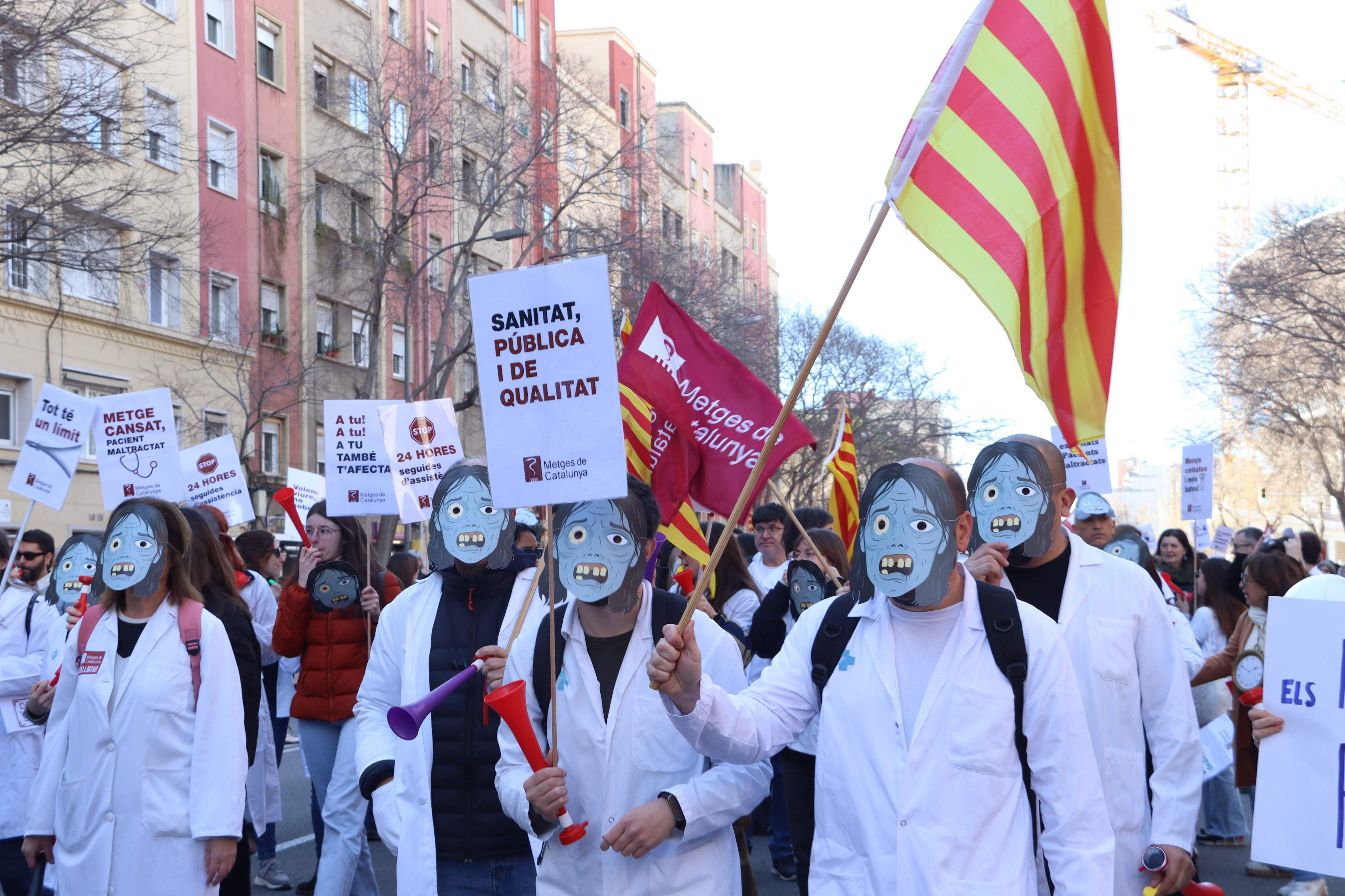 Un millar de médicos cortan la Diagonal de Barcelona para reivindicar mejoras laborales