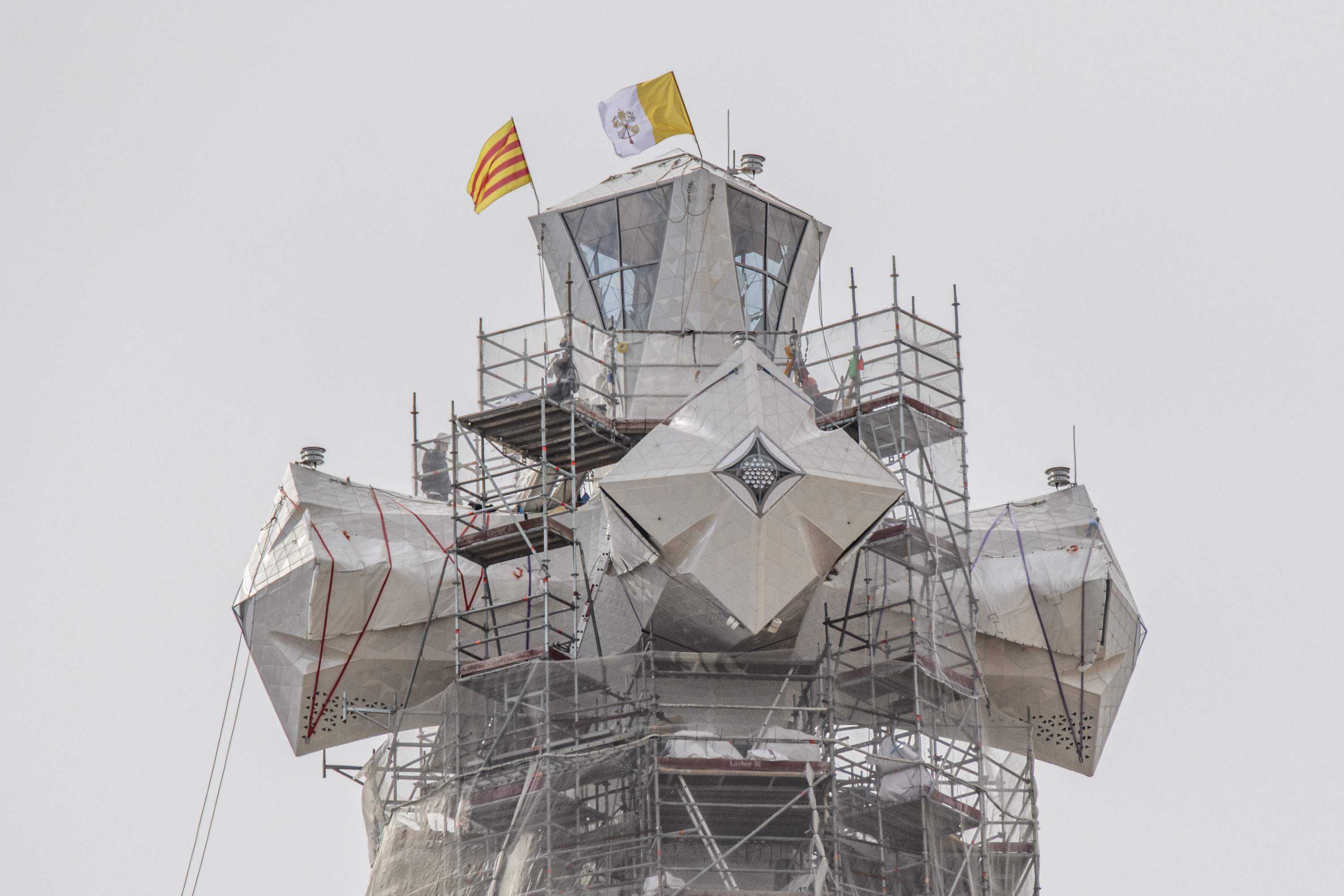 La senyera ondea, junto con la bandera del Vaticano, en la cima de la Sagrada Familia