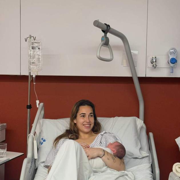 Cata Coll con un bebé en brazos / Instagram Cata Coll con un bebé en brazos / Instagram