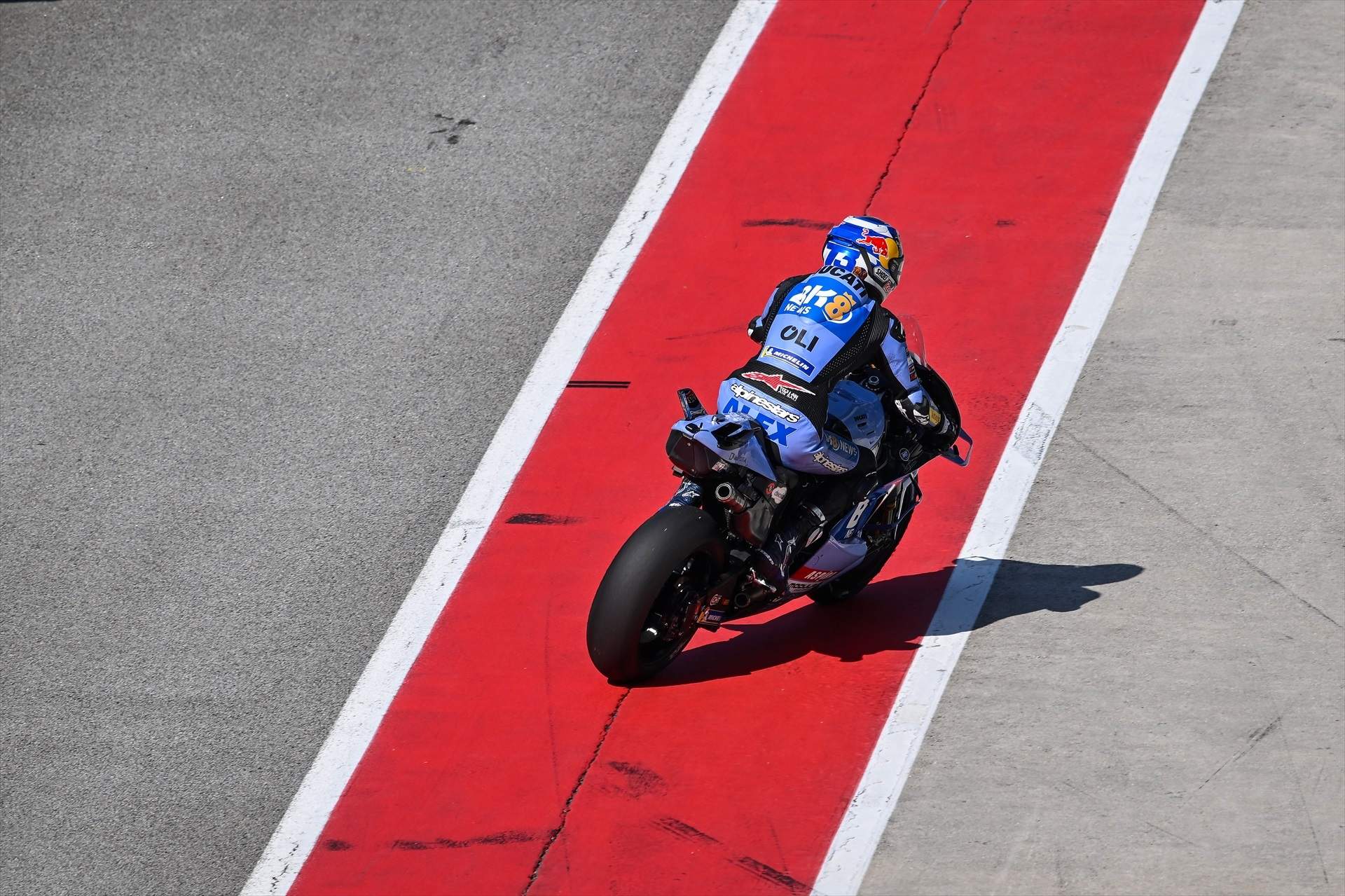 Àlex Márquez domina al test de Tailàndia després de dues caigudes de Marc Márquez