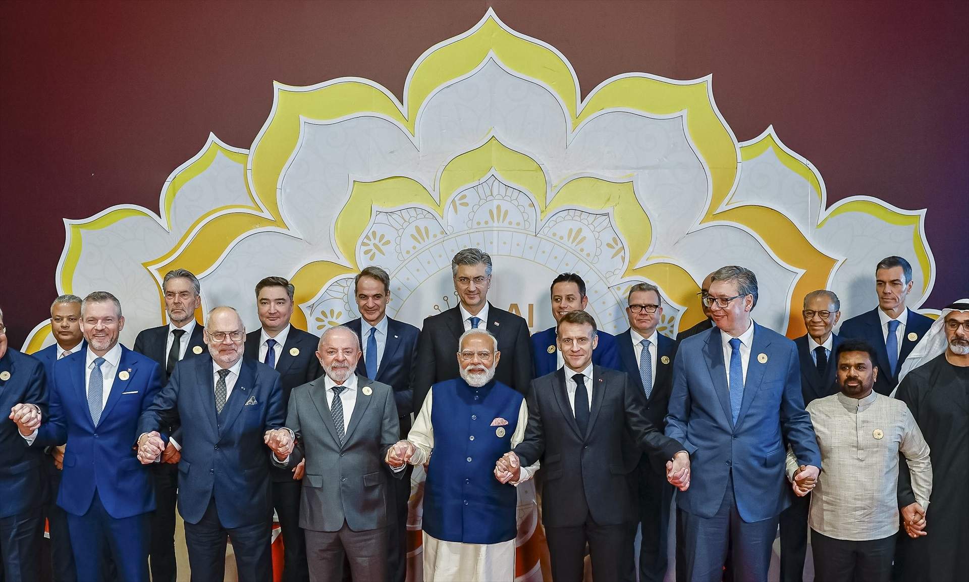 88 países, con los EE. UU., China y la UE firman en la India un acuerdo para democratizar la IA