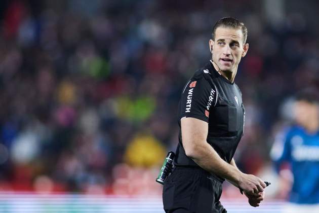 Arberola Rojas dirigint un partit de la Lliga / Foto: Europa Press