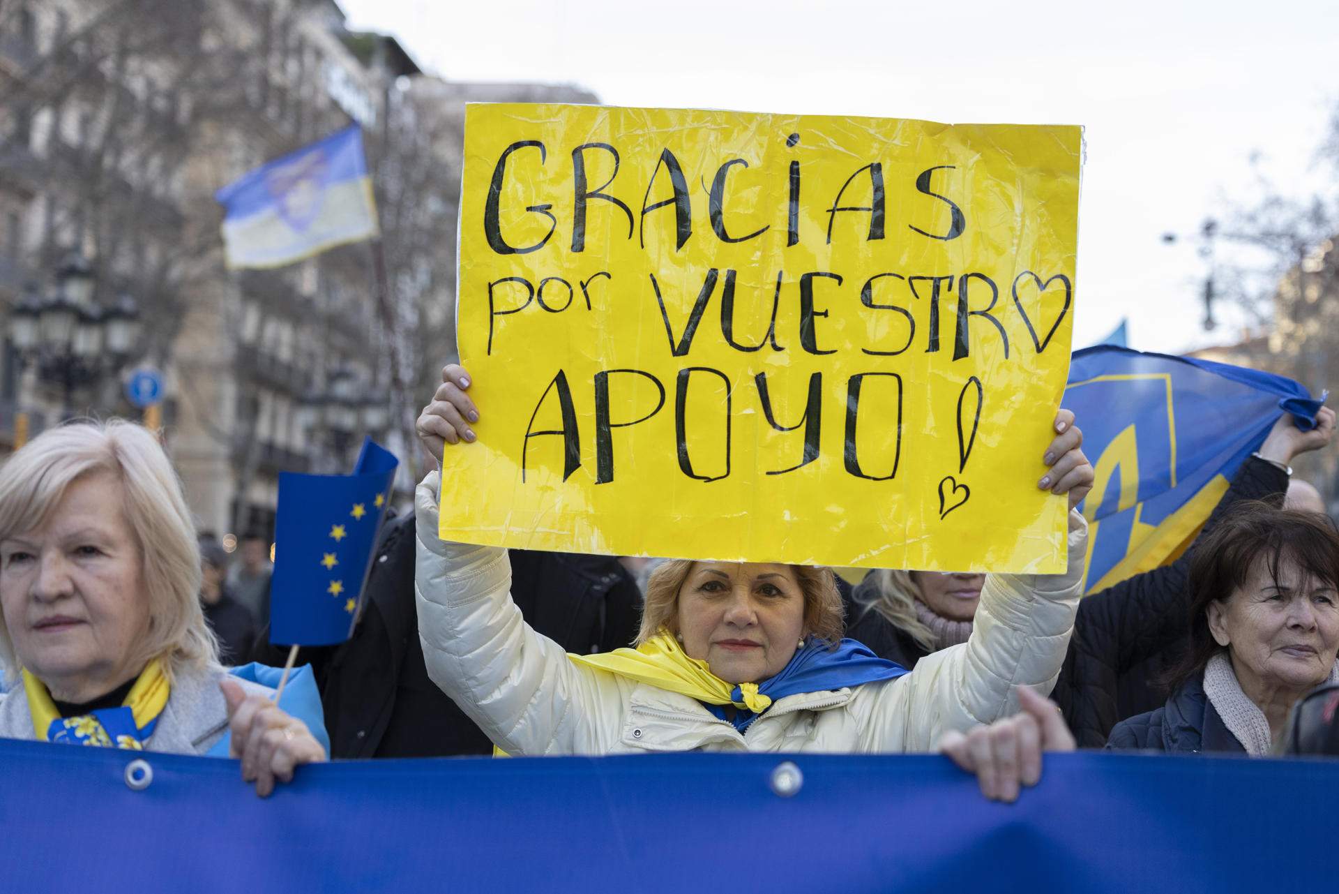 La diàspora ucraïnesa surt als carrers de Barcelona pel quart aniversari de la invasió russa / EFE