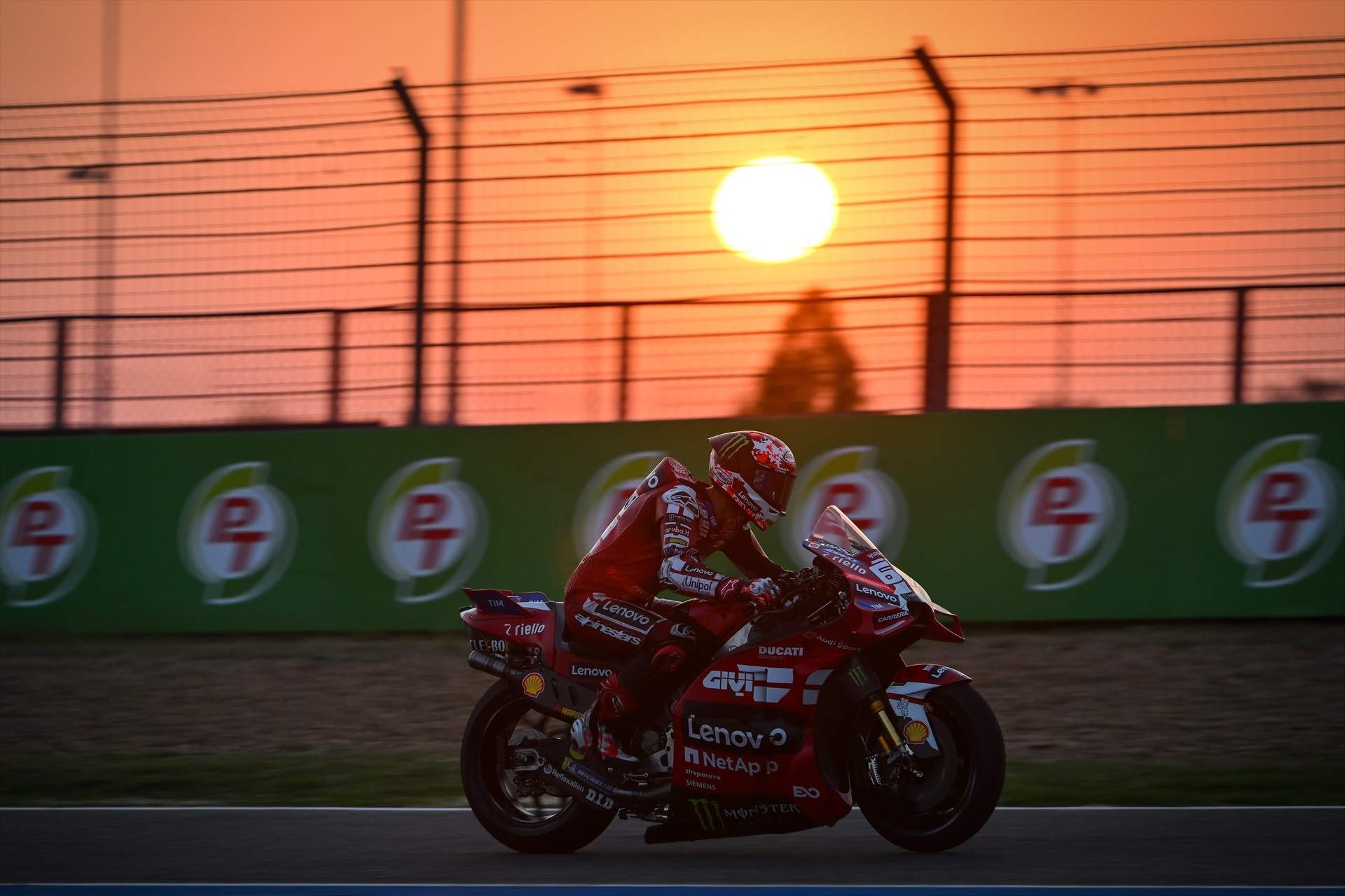 Pecco Bagnaia conspira con Valentino Rossi para dejar fuera a Marc Márquez