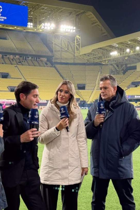 Sara Giménez, en la Champions en Movistar+, con el entrenador del Vilarreal, Marcelino IG