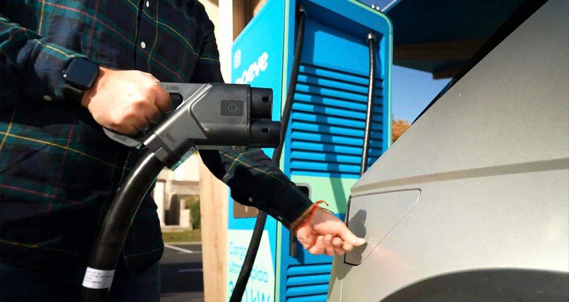 Al cotxe elèctric li queden dos dies per culpa d'aquest motor de gasolina renovable i 3,1 litres de consum