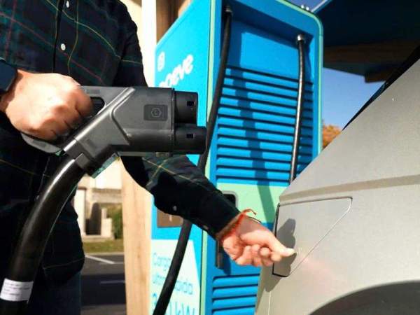 Moeve estacion servicio estacio servei carregador cotxe electric coche electrico