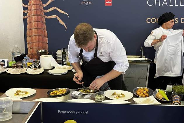 Josep Queralt Sales cocinando durante el Concurso Internacional de la Galera de Cambrils. / Foto: Oriol Foix Josep Queralt Sales cocinando durante el Concurso Internacional de la Galera de Cambrils. / Foto: Oriol Foix