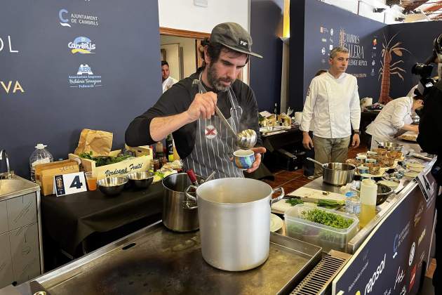 Marc Santamaria cocinando durante el 1er Concurso Internacional de la Galera de Cambrils. / Foto: Oriol Foix Marc Santamaria cocinando durante el 1er Concurso Internacional de la Galera de Cambrils. / Foto: Oriol Foix