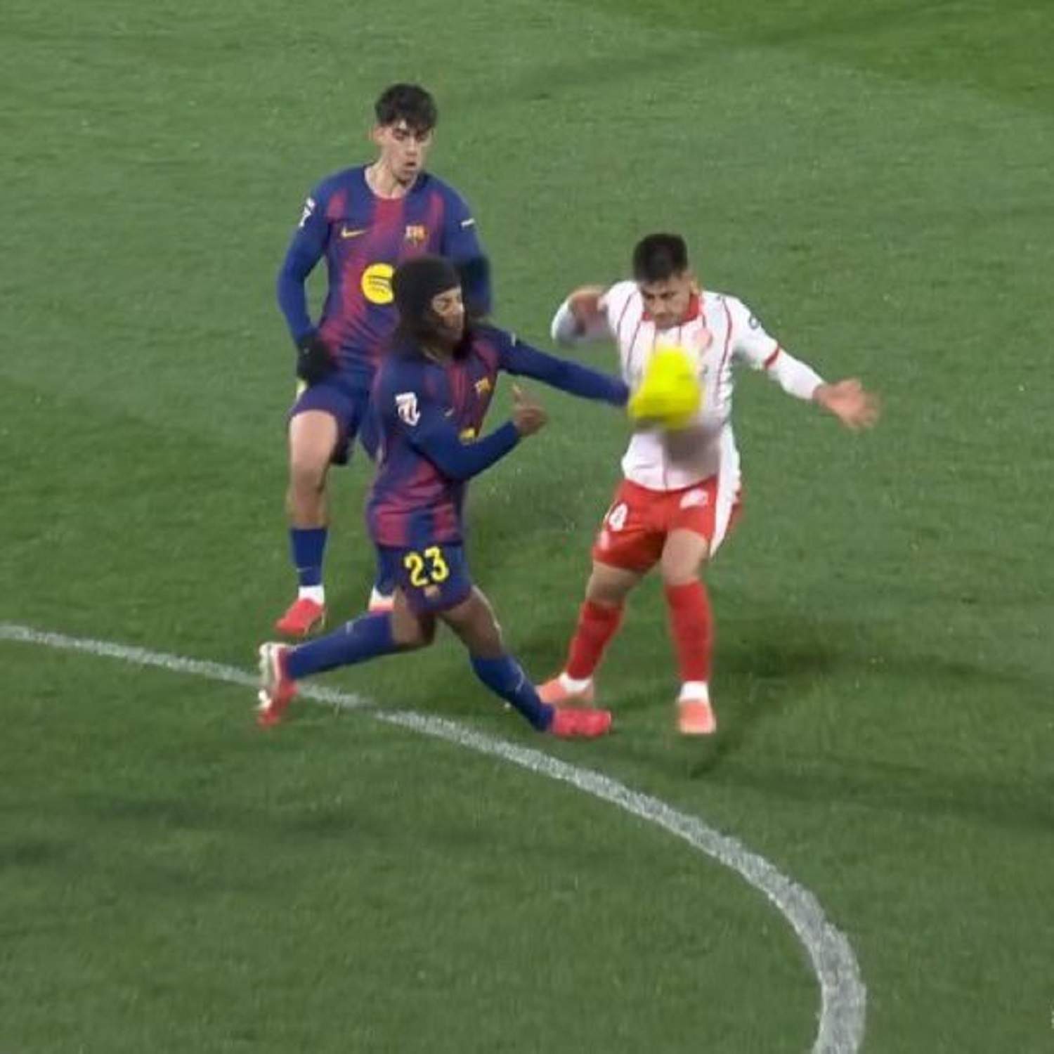 Trepitjada a Kounde contra el Girona captura