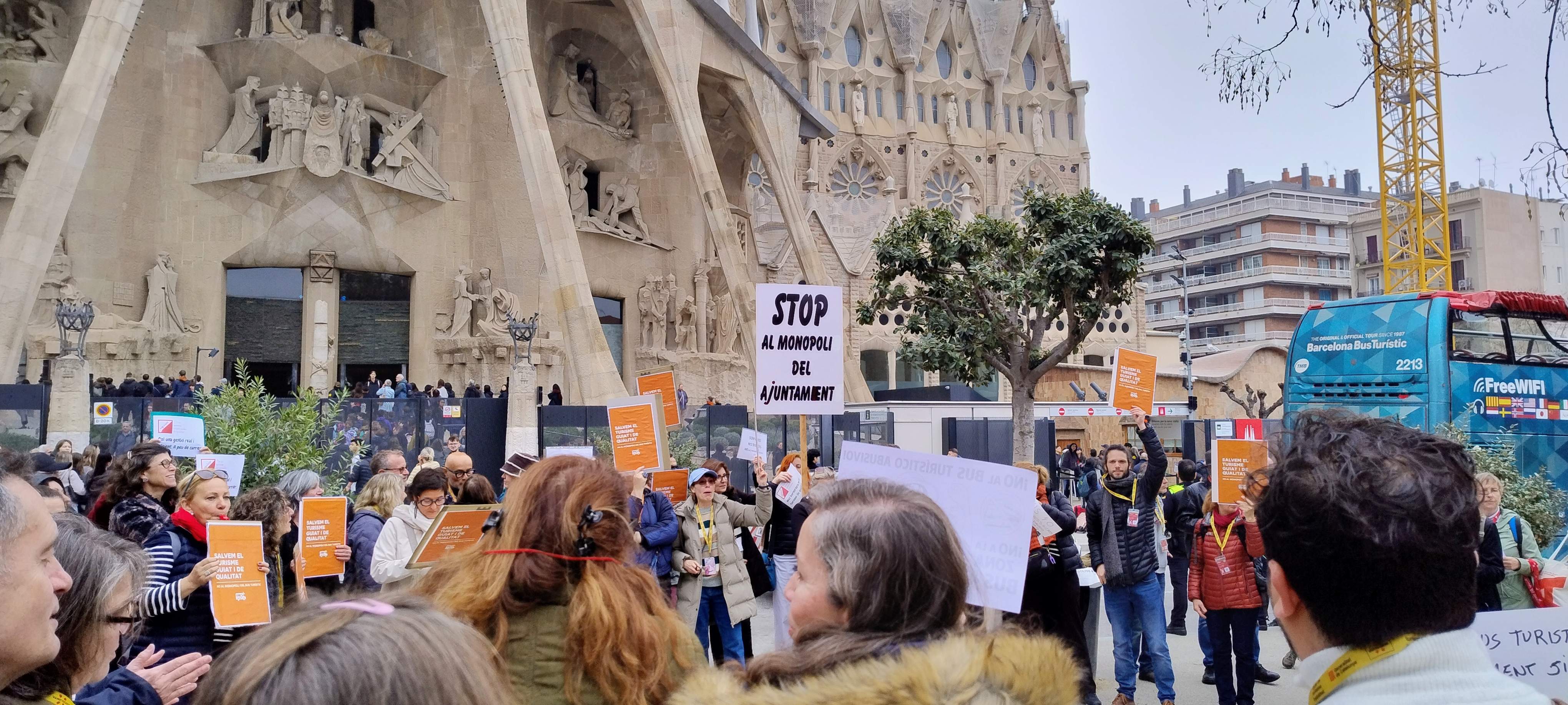 Un centenar de guies turístics protesten contra la nova regulació d’autocars a Barcelona