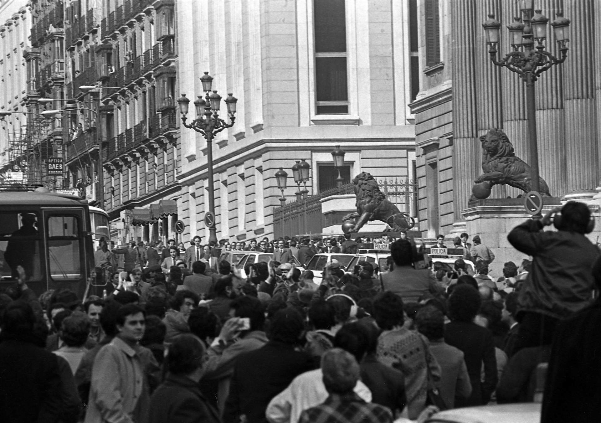 Els serveis secrets van seguir la pista del capità acusat de fugir amb documents clau sobre el 23F