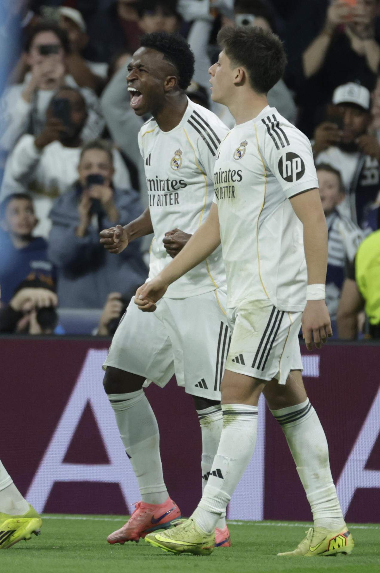 Un Real Madrid bajo mínimos supera al Benfica sufriendo (2-1) y se clasifica para los octavos de la Champions