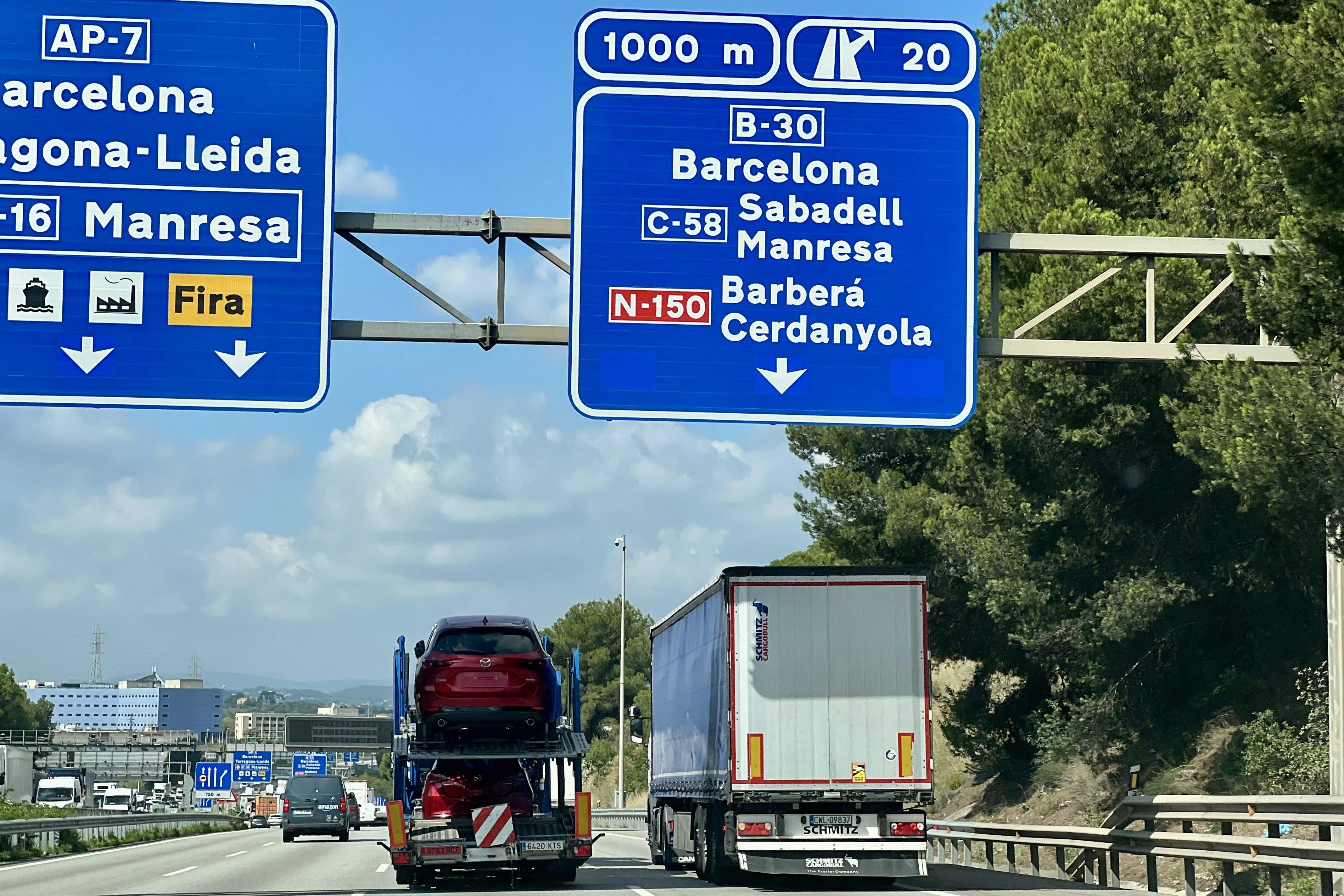 Transportes revisa "cartel a cartel" los letreros de las autopistas ante las quejas por borrar el catalán