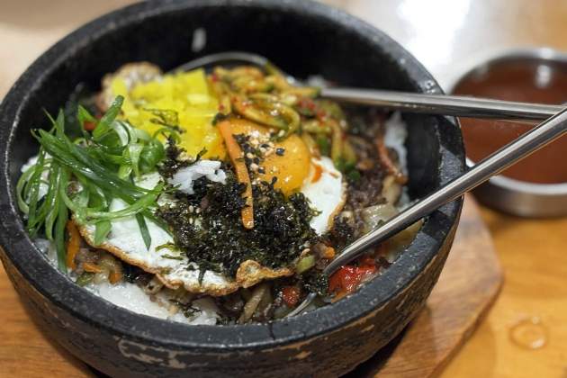 Bibimbap, uno de los hits tradicionales del San Kil de Gràcia. / Foto: Marta Garreta Bibimbap, uno de los hits tradicionales del San Kil de Gràcia. / Foto: Marta Garreta