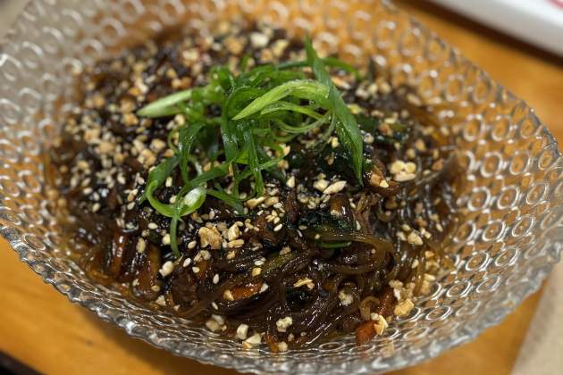 Japche, plato tradicional coreano del San Kil de Gràcia. / Foto: Marta Garreta Japche, plato tradicional coreano del San Kil de Gràcia. / Foto: Marta Garreta