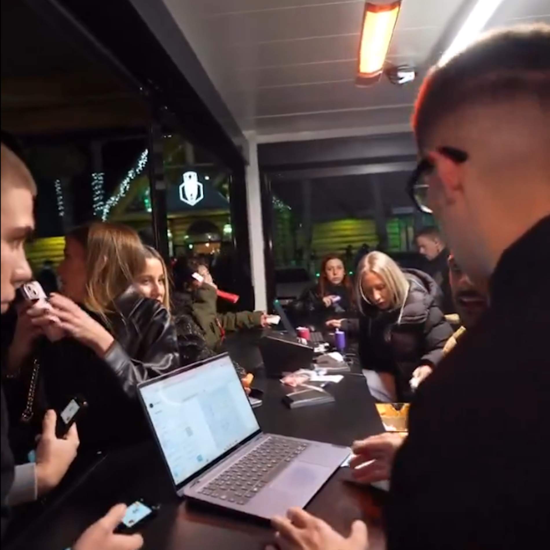 La polémica en torno al Bono Cultural Joven de Sánchez que se usa para “pagar la fiesta“