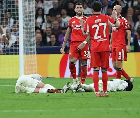 Lesió d'Asencio al Madrid Benfica, després d'una topada amb Camavinga Lesió d'Asencio al Madrid Benfica, després d'una topada amb Camavinga