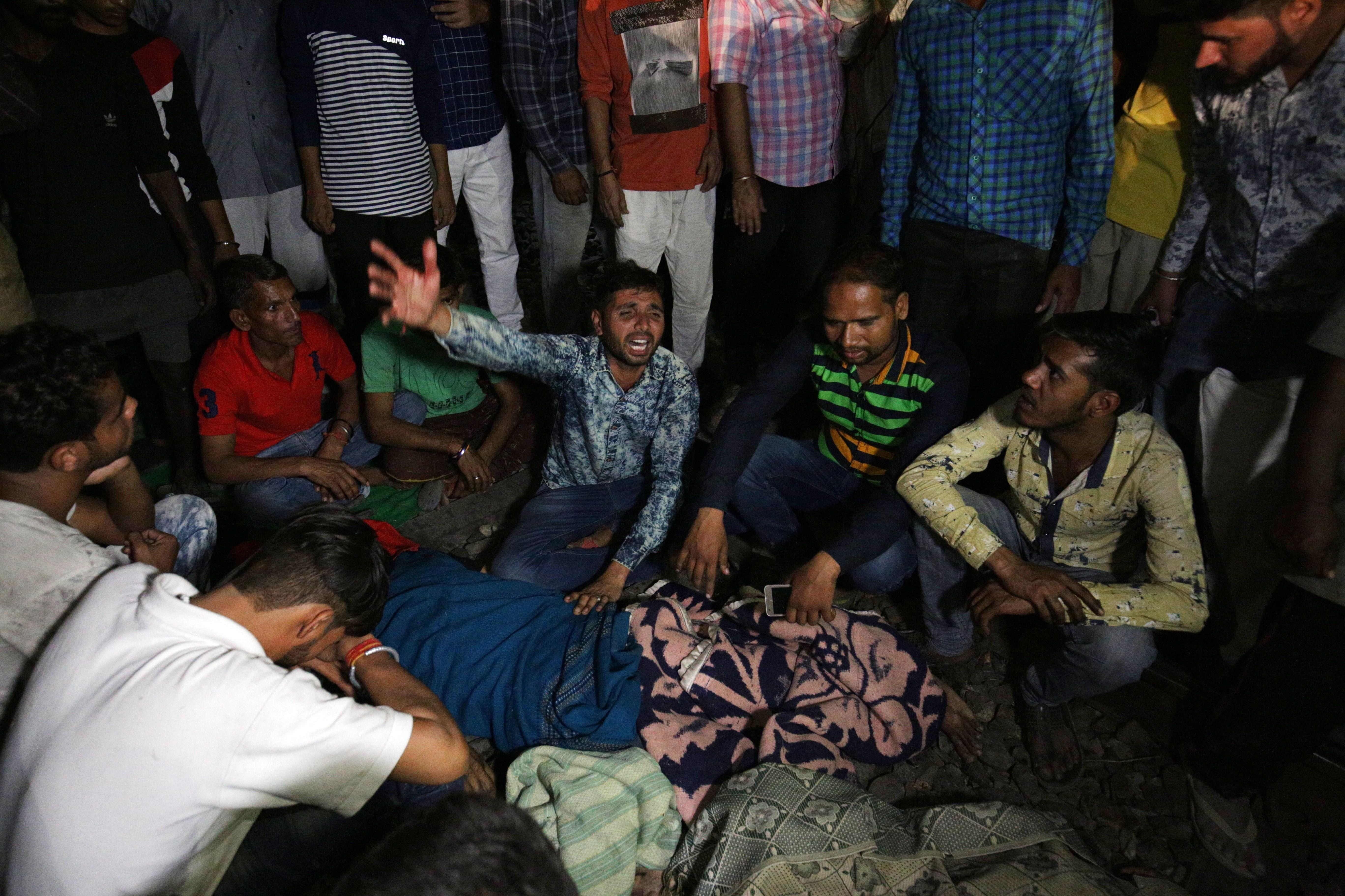 Almenys 50 morts per l'atropellament d'un tren durant una festivitat a l'Índia