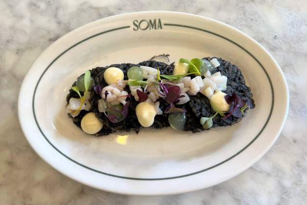 Galletas de risotto de arroz negro con calamar Soma Rosa Molinero Trias