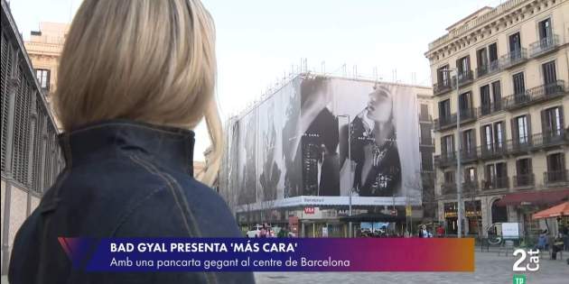 La lona con la portada del nuevo disco de Bad Gyal en el barrio de El Born / RTVE Play