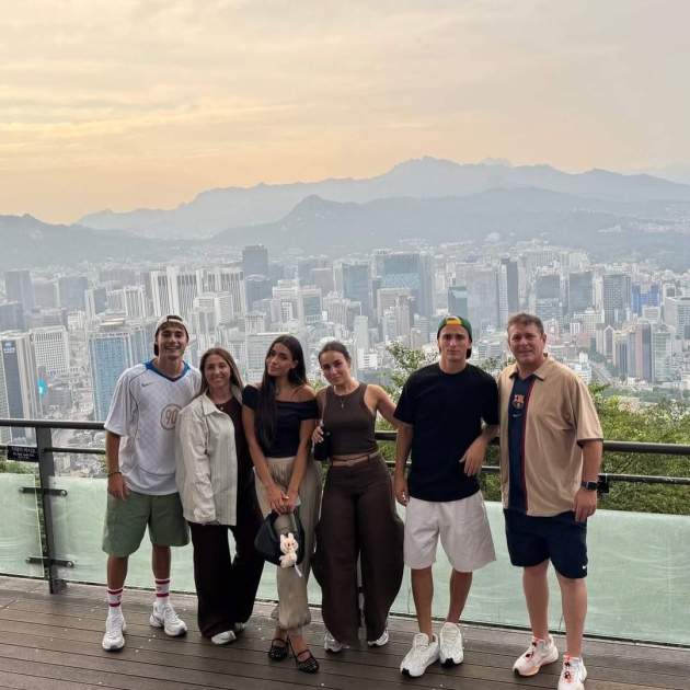 Ana Pelayo con la familia de Gavi al completo / Instagram